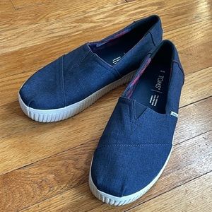 Denim blue platform Toms shoes flats size 8